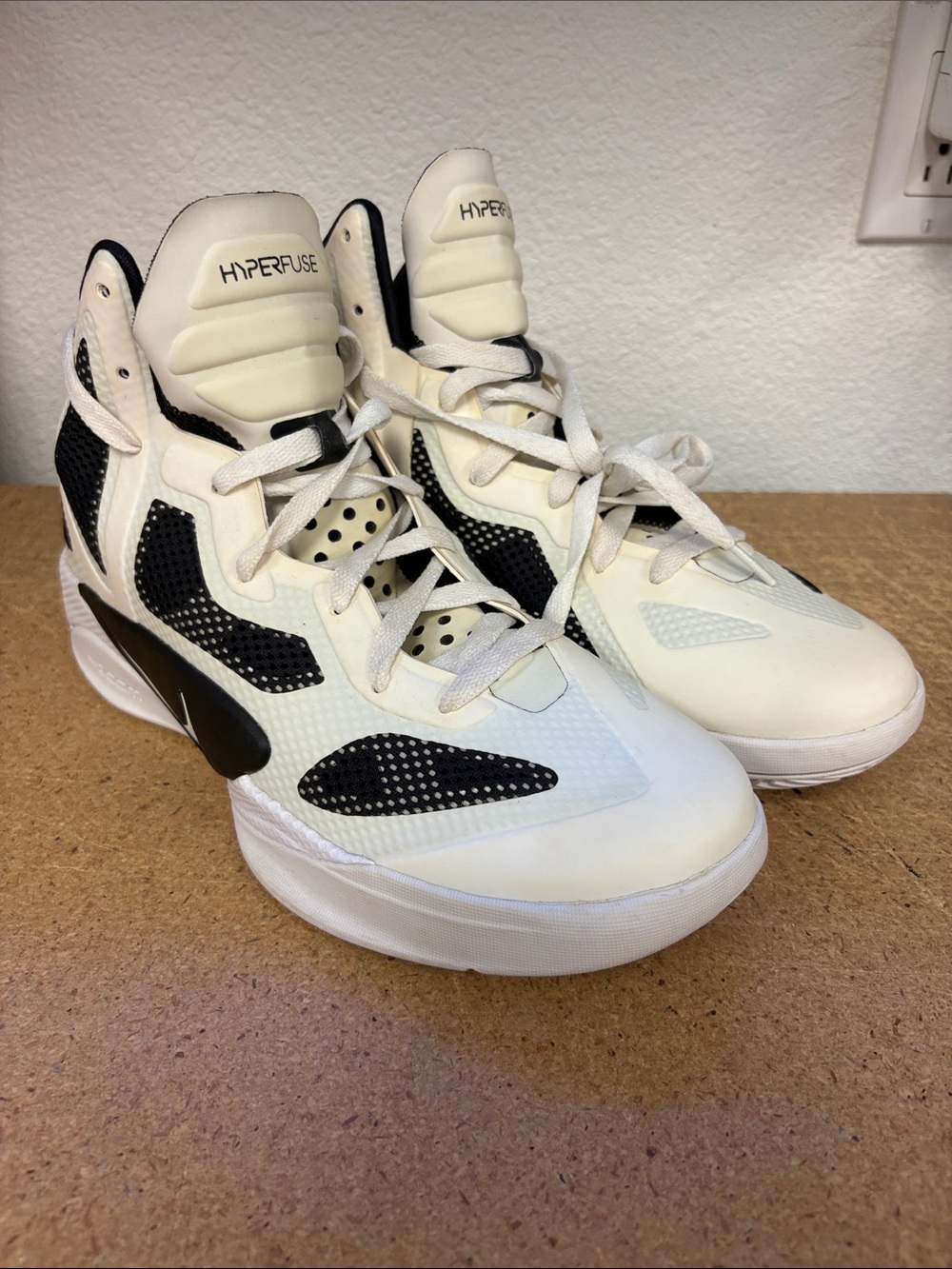 Vintage 2011 Womens Nike Hyperfuse Hi Top Shoes 454153-100 size 11.5